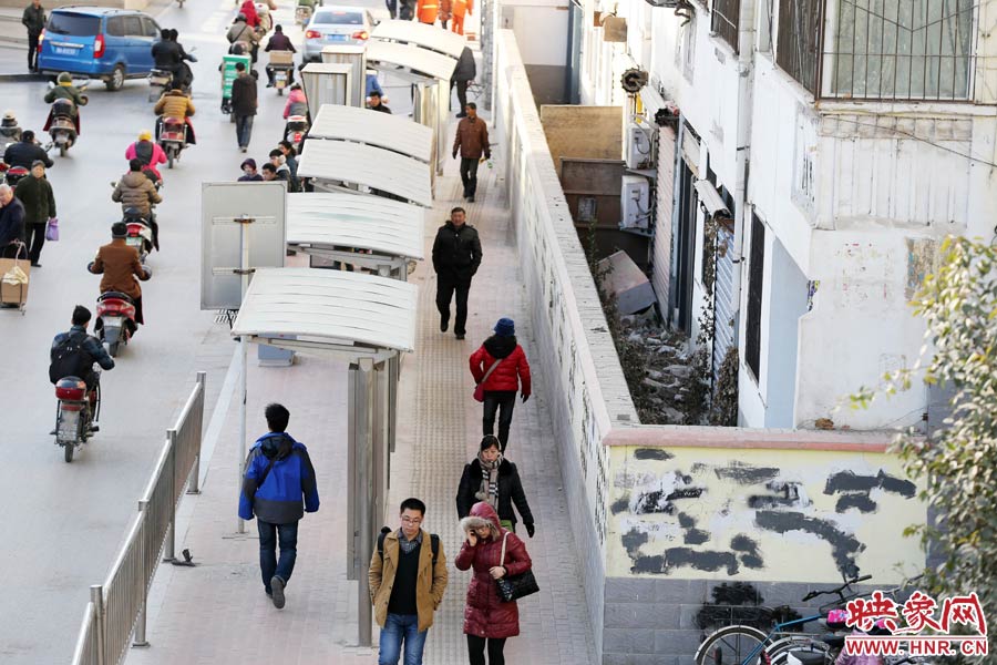 墻內(nèi)扔著垃圾，墻面上涂滿了牛皮癬小廣告，異常顯眼。