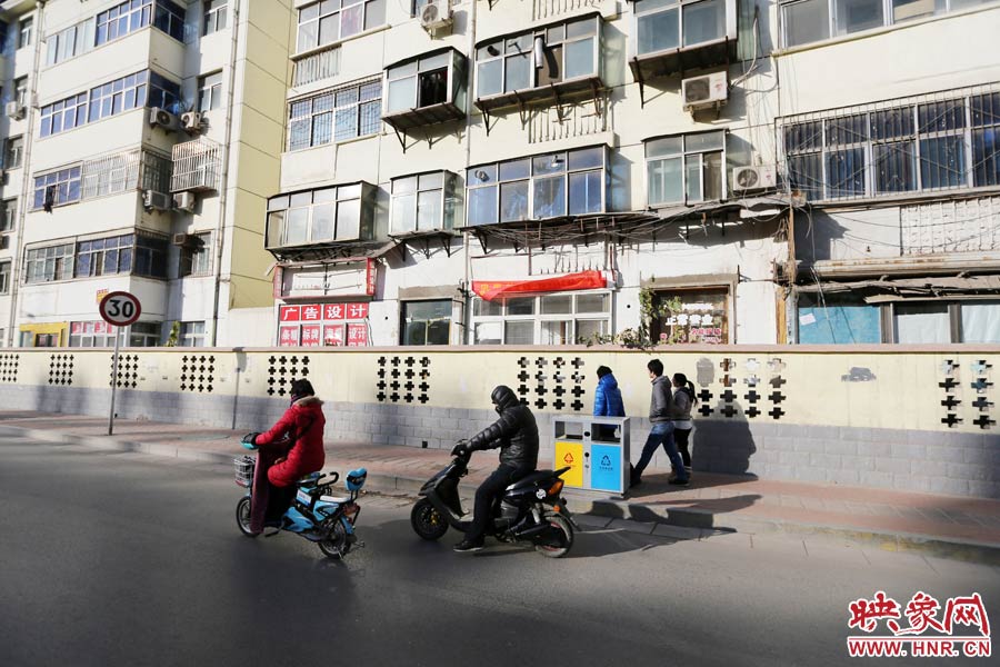 雖然墻內(nèi)的商戶已經(jīng)搬走，但一些門頭還沒撤下。