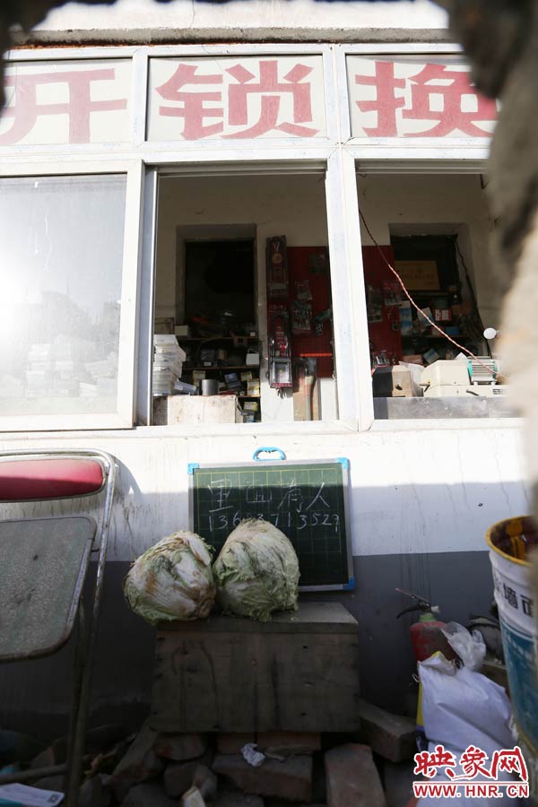一家開鎖的商戶掛了一個牌子，上面寫著“里面有人”，提醒市民這里正常營業(yè)。