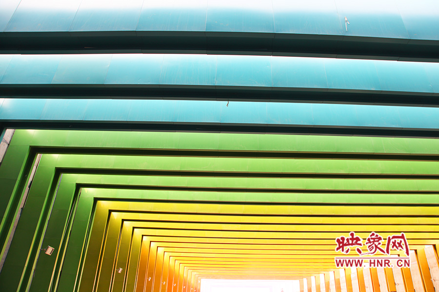 線條的明暗變化令人感覺夢幻般神奇。