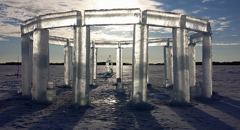 5名美國(guó)人制造冰柱版巨石陣。（網(wǎng)頁(yè)截圖）