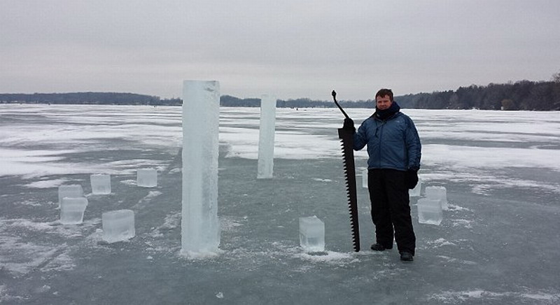 　這5名美國(guó)人使用鏈鋸和冰刀切割冰塊，用了2周時(shí)間才建成巨大的冰柱巨石陣。（網(wǎng)頁(yè)截圖）