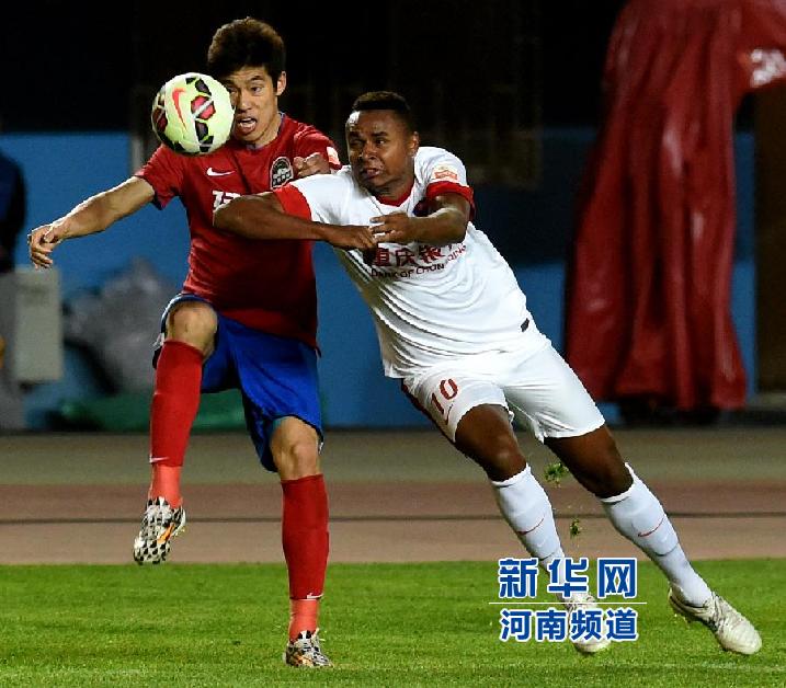 重慶力帆隊隊員科爾霍（右）在比賽中拼搶。