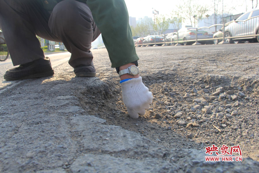 東風路上的坑深能放下一個拳頭 東風路上的坑深能放下一個拳頭