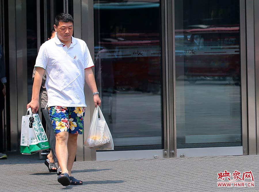 褲頭、T恤的裝束依然提前入夏