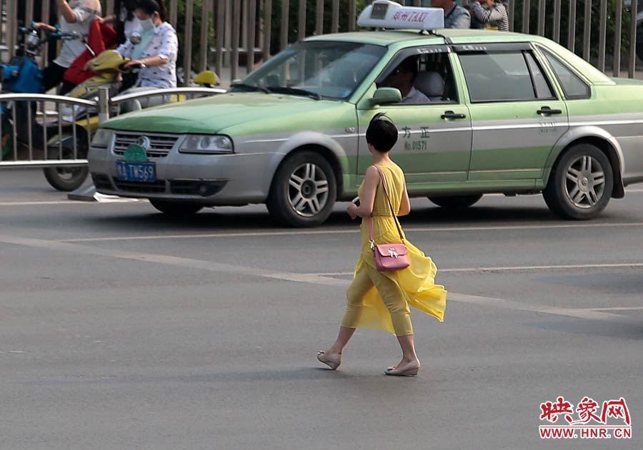 飄逸的長裙，在街頭很吸引眼球