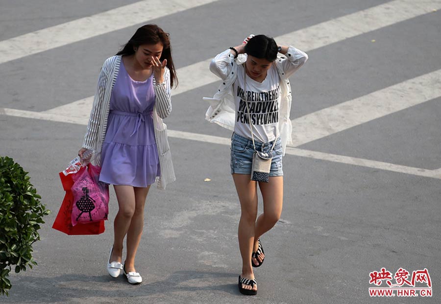 太熱了，還是把頭發(fā)扎起來