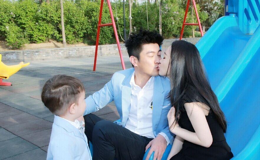 霍思燕與老公親吻,兒子看呆?；羲佳喔窖?“超級愛你們!520快樂!”