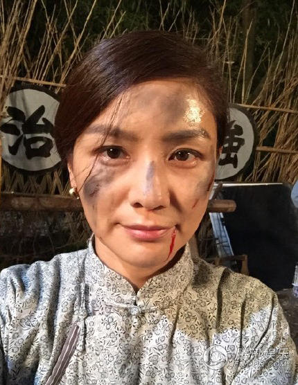 胡可曬出滿面塵土的自拍并向老公沙溢撒嬌道:“好吧,改一下,他日若我如此,你可還會愛我?@沙溢。”