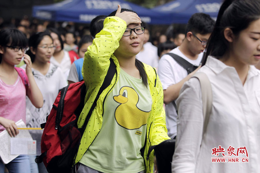 鄭州回中考點，考生輕松入場。