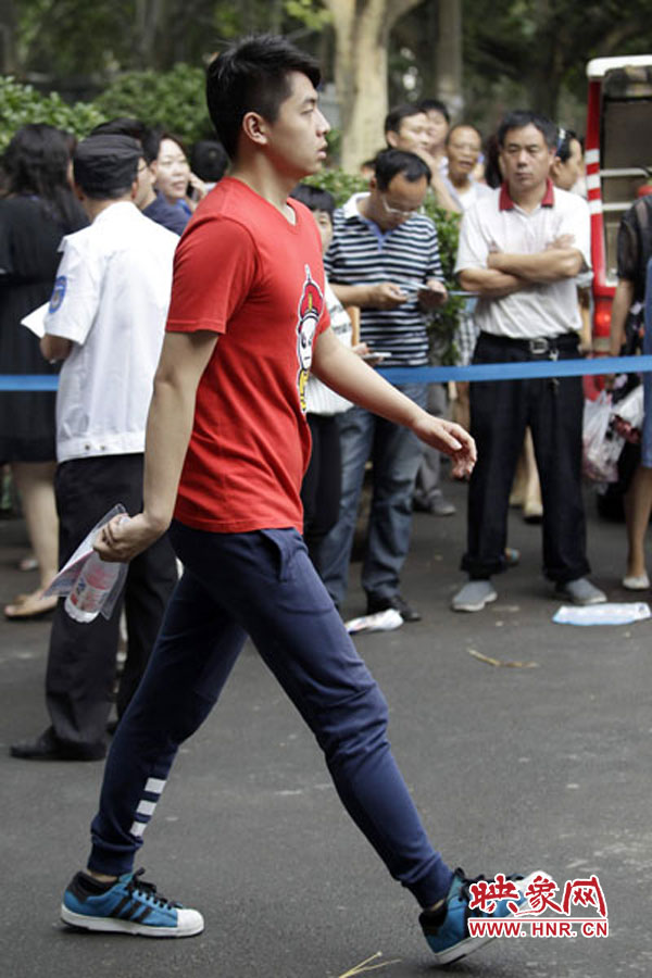 鄭州回中考點，考生自信入場。