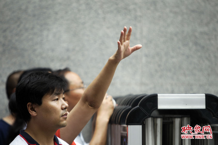 6月7日，鄭州回中考點?！昂?，我在這兒！”一名家長招呼自己的孩子