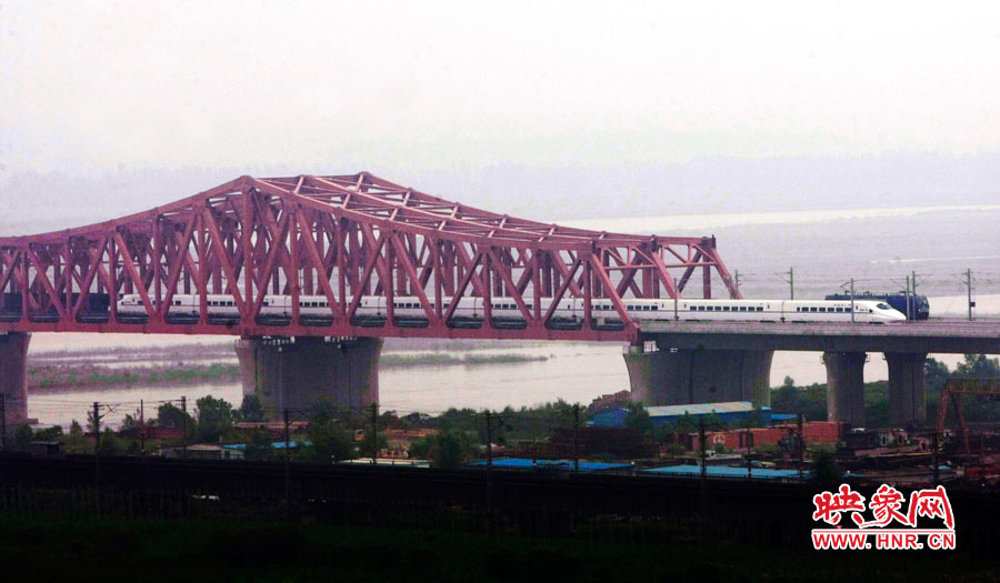 跨越黃河的鄭焦鐵路動(dòng)車組列車