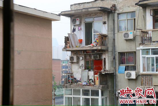 樓上多處陽(yáng)臺(tái)出現(xiàn)裂縫，隨時(shí)有掉落危險(xiǎn)