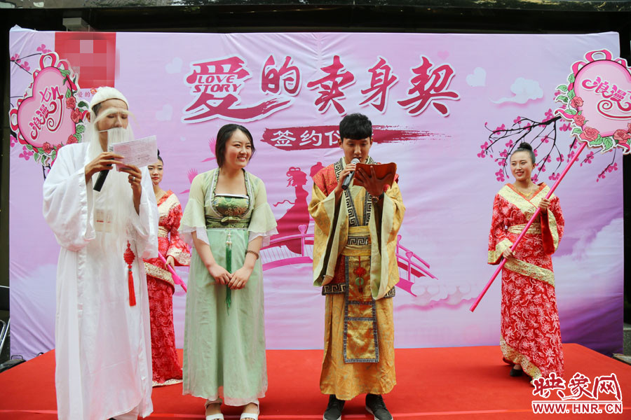 男子現(xiàn)場宣讀“賣身契”的內(nèi)容，讓大家作證。