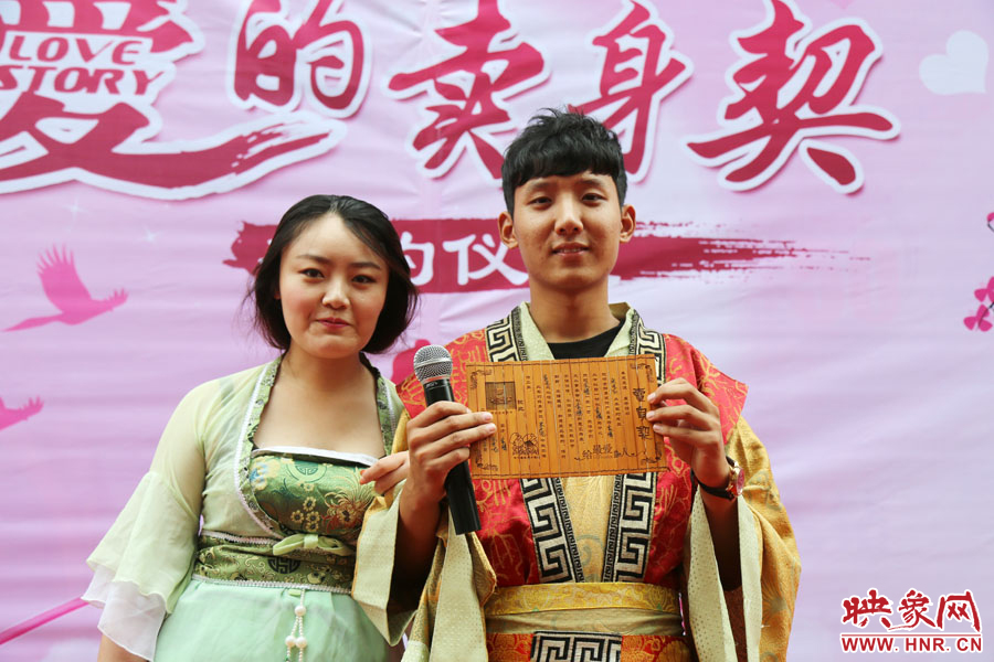 現(xiàn)場的8名男子異口同聲地表示，如違反此契約，可以接受處以極刑。