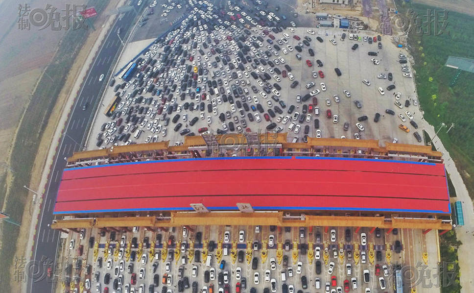 滯留的大批車輛。