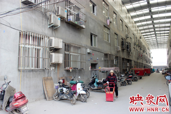 三棟居民樓沒有任何手續(xù)，沒有房產(chǎn)證，售價(jià)超級低。