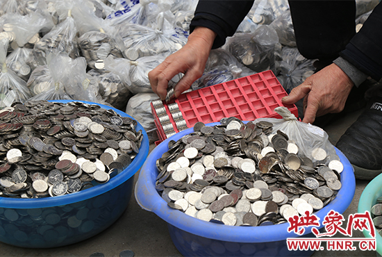 這筆“巨資”大部分已被員工清點好，都是1元硬幣，每500元用一小袋裝起來。