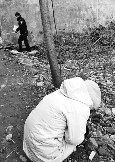 案發(fā)現(xiàn)場附近，死者的姐姐在痛哭。