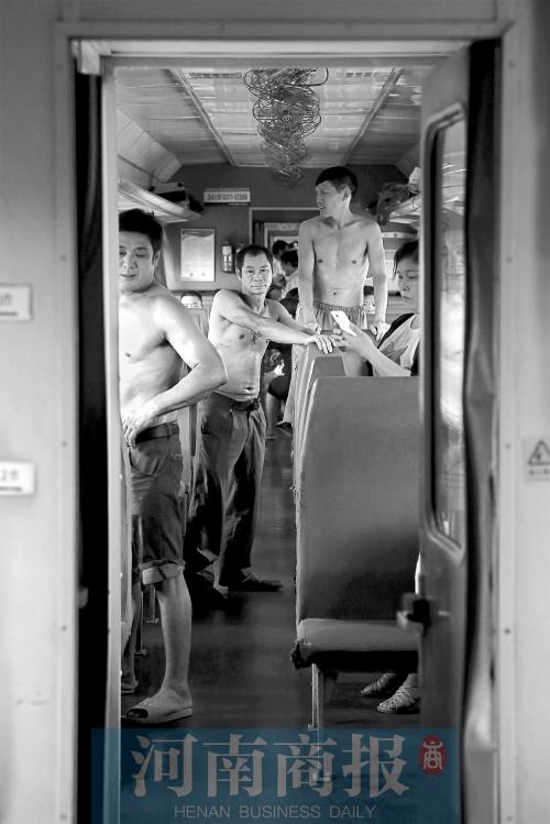 中伏天體驗(yàn)綠皮車(chē) 223斤乘務(wù)員兩個(gè)半月瘦53斤