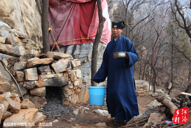 崔道長(zhǎng)原籍東北，兩年前還只是一個(gè)普通的農(nóng)民工，領(lǐng)著交往了半年的女朋友，住進(jìn)了工棚。工棚里人員復(fù)雜，一次偶然的機(jī)會(huì)，他發(fā)現(xiàn)女朋友似乎和工頭有染，求證的過程中，挨了揍。