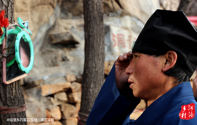 在一個(gè)下著雨的傍晚，他的行李被兩個(gè)五大三粗的壯漢，扔出了工棚。他于是一路南下，沿路打聽著少林寺，來到登封，打算學(xué)得一兩手功夫，回去報(bào)仇。在少林寺附近徘徊數(shù)日，因無人引薦，花光了身上所有的錢，也沒能進(jìn)入少林寺。