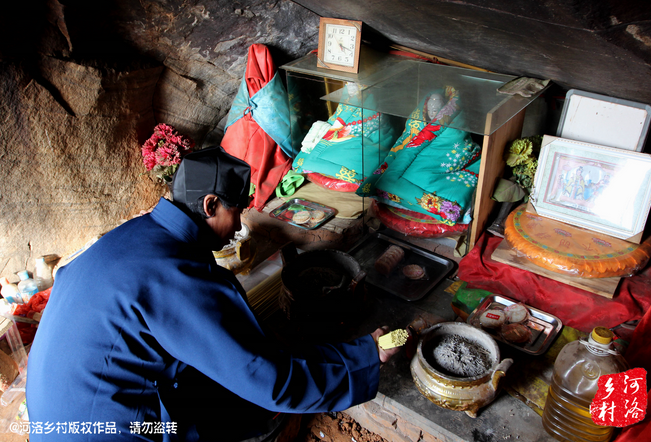 山上很少見到陌生人，所有的出家人也都有自己的生活。誦經(jīng)焚香，成了老崔的日常。