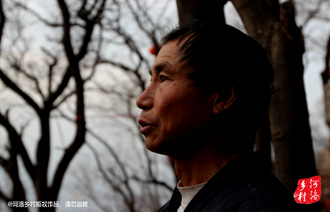 不過老崔對(duì)鄰居卻有著十分的不屑，平日里他們的生活，主要是自己種植的蔬菜和野菜，偶爾有山下香客的供奉。而鄰居卻經(jīng)常揀一些驢友丟棄的物品，飲料瓶，塑料紙，或者其它的物品。