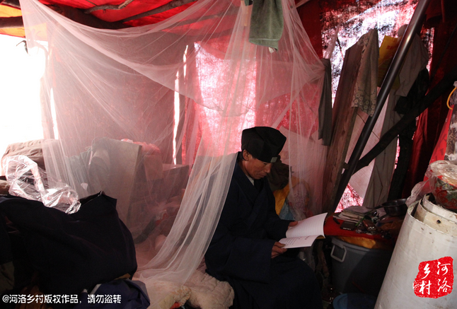 鄰居因?yàn)榱獯螅獕牧怂麕赘吖?，他要求鄰居一萬塊錢賠償，經(jīng)有關(guān)部門協(xié)調(diào)，最終以八千塊錢了結(jié)。老崔理直氣壯的說：這不是對(duì)我的賠償，這是褻瀆女媧娘娘的懲罰。