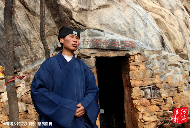 在這個(gè)山洞住多久，他沒有時(shí)間表，他說要看自己的內(nèi)心，修行夠了就離開，如果需要繼續(xù)修行，就從這里“安老病死