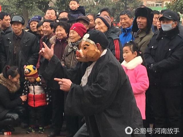 洛陽(yáng)大叔扮豬八戒 一個(gè)動(dòng)作令人臉紅