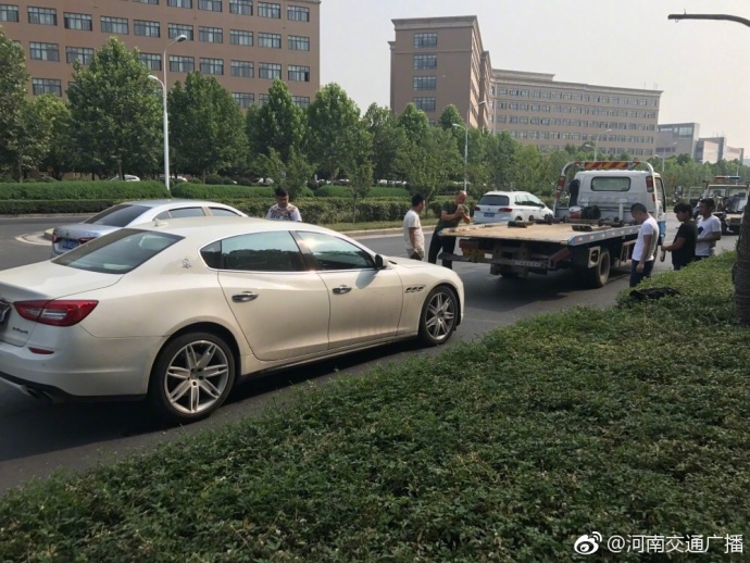 鄭州街頭瑪莎拉蒂與電動車相撞 電車車主受傷送醫(yī) 鄭州街頭瑪莎拉蒂與電動車相撞 電車車主受傷送醫(yī)