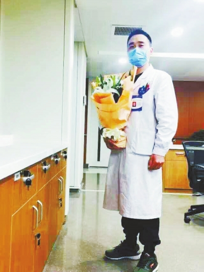 王運(yùn)明時(shí)常收到患者送來(lái)的花束，談起救人，他說(shuō)都是身為醫(yī)生應(yīng)該做的。