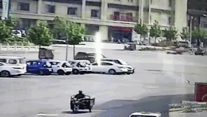 然而，這起看似簡(jiǎn)單的交通事故，接下來(lái)發(fā)生的事兒，卻讓人感到驚奇。