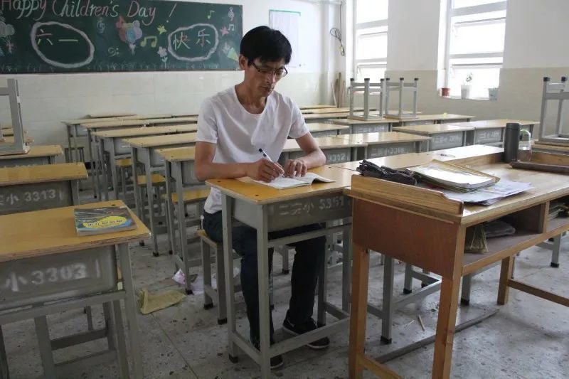 高考考點(diǎn)設(shè)在小學(xué)網(wǎng)友擔(dān)心桌椅矮 教體局回應(yīng) 高考考點(diǎn)設(shè)在小學(xué)網(wǎng)友擔(dān)心桌椅矮 教體局回應(yīng)