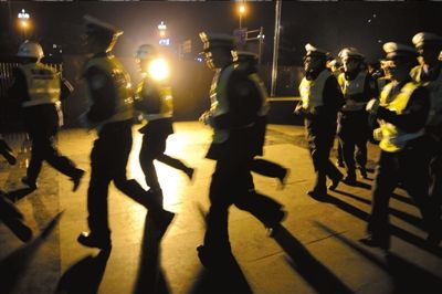 ▲涼山警方連夜出擊打拐。本報記者歐陽曉菲攝