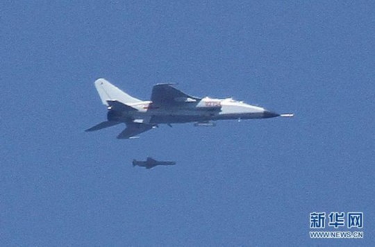 資料圖：中國飛豹戰(zhàn)機(jī)發(fā)射導(dǎo)彈，精確打擊海上目標(biāo)。