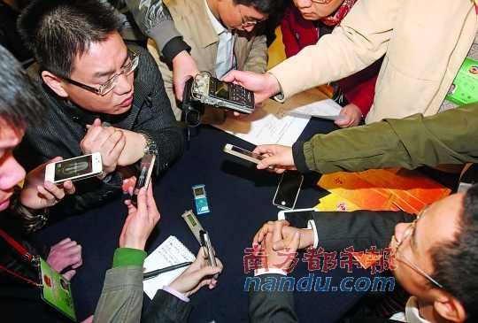 咨詢問政會上，記者的錄音設備遍布臺面。南都記者 馮宙鋒 攝