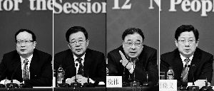 昨天，國(guó)務(wù)院深化醫(yī)藥衛(wèi)生體制改革領(lǐng)導(dǎo)小組辦公室負(fù)責(zé)人王保安、孫志剛、馬曉偉、胡曉義（從左至右）就“醫(yī)藥衛(wèi)生體制改革”有關(guān)問(wèn)題回答記者提問(wèn)。記者王鵬/攝