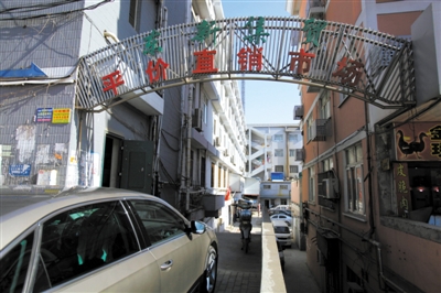 昨日，從事活禽宰殺的許某確認(rèn)為感染H7N9禽流感確診病例，其所工作的南京江寧區(qū)東新農(nóng)貿(mào)市場(chǎng)仍正常營(yíng)業(yè)