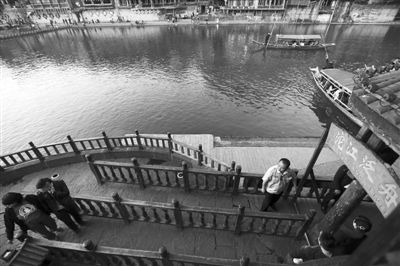 16日，湖南省長沙市，連日來，鳳凰景區(qū)游客稀少，商戶收入減少。