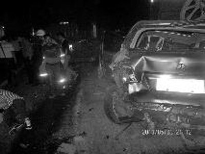 陜西境內(nèi)一高速路19輛車連撞 致1死10傷(圖) 陜西境內(nèi)一高速路19輛車連撞 致1死10傷(圖)