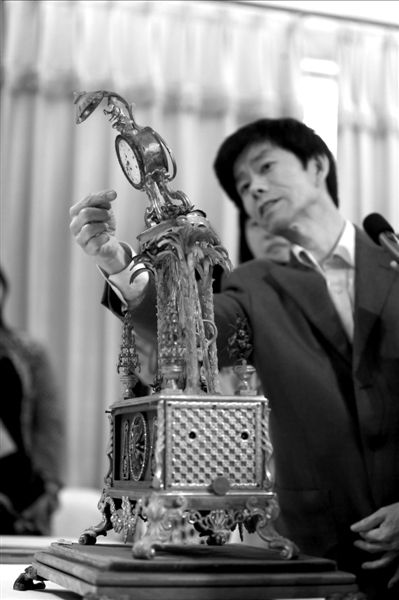 昨天，故宮文物修復(fù)專家向記者介紹“人打鐘”的損壞情況。圖/CFP