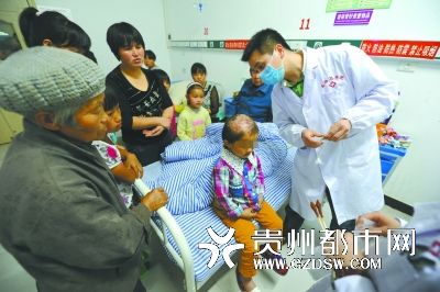 醫(yī)生為小麗作檢查。