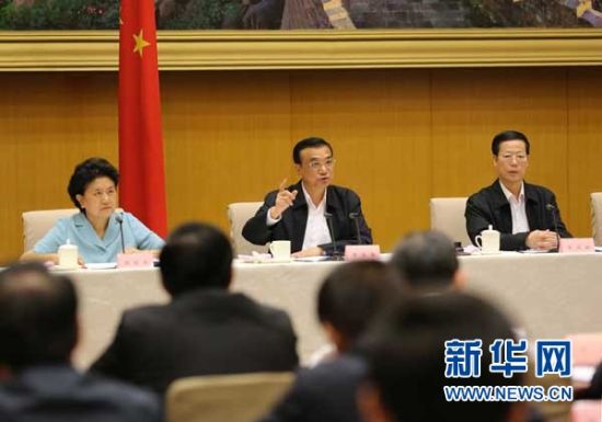 　5月13日，國務(wù)院召開全國電視電話會議，動員部署國務(wù)院機構(gòu)職能轉(zhuǎn)變工作。中共中央政治局常委、國務(wù)院總理李克強發(fā)表講話。 新華社記者劉衛(wèi)兵 攝