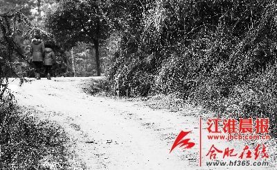 2月21日，媽媽帶著小雪離開了村子。 晨報記者 高博 攝