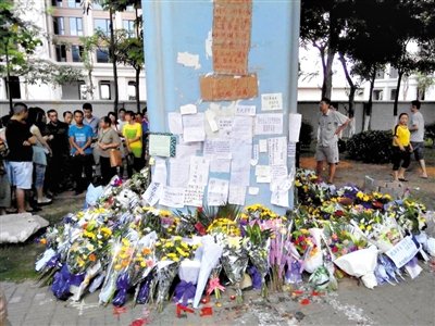 　昨日，廈門(mén)市民在BRT的橋墩下放上鮮花悼念逝者。新京報(bào)記者 郭鐵流 攝
