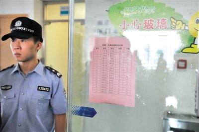 前日，廈門(mén)市解放軍174醫(yī)院重癥醫(yī)學(xué)科門(mén)口貼著在該醫(yī)院接受治療的受傷人員名單。 新華社記者 陳曄華