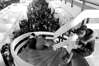 2月23日，北京春節(jié)后首場(chǎng)大型招聘會(huì)在老國(guó)展舉行。（資料圖片）京華時(shí)報(bào)記者張斌攝